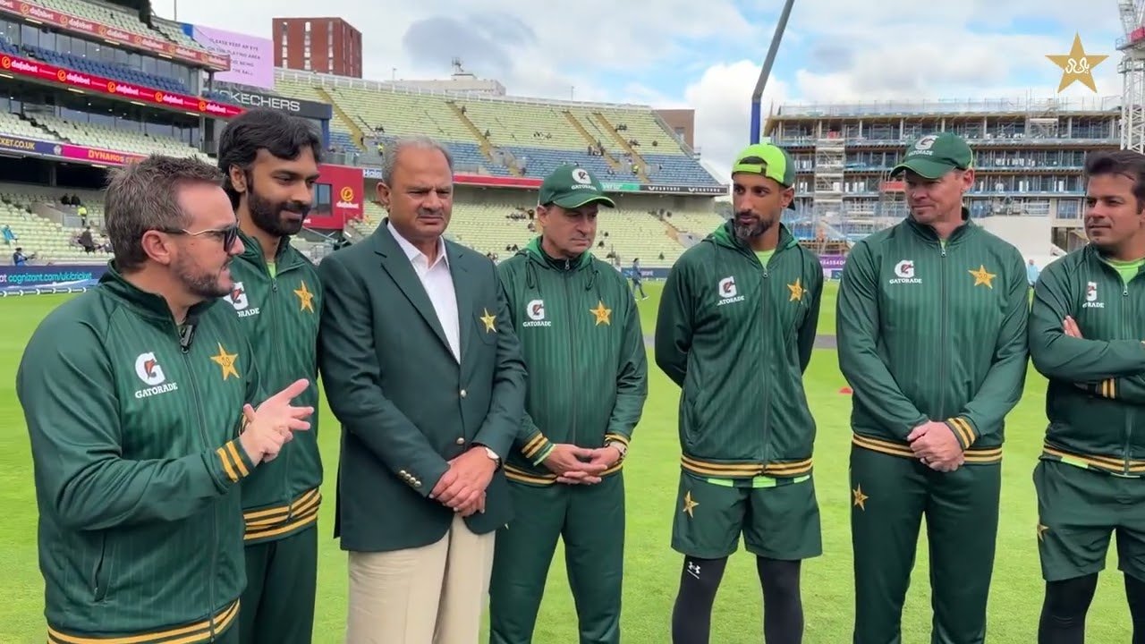 Shan Masood is congratulated by head coach Mike Hesson on making his 50th Test appearance 🇵🇰💫