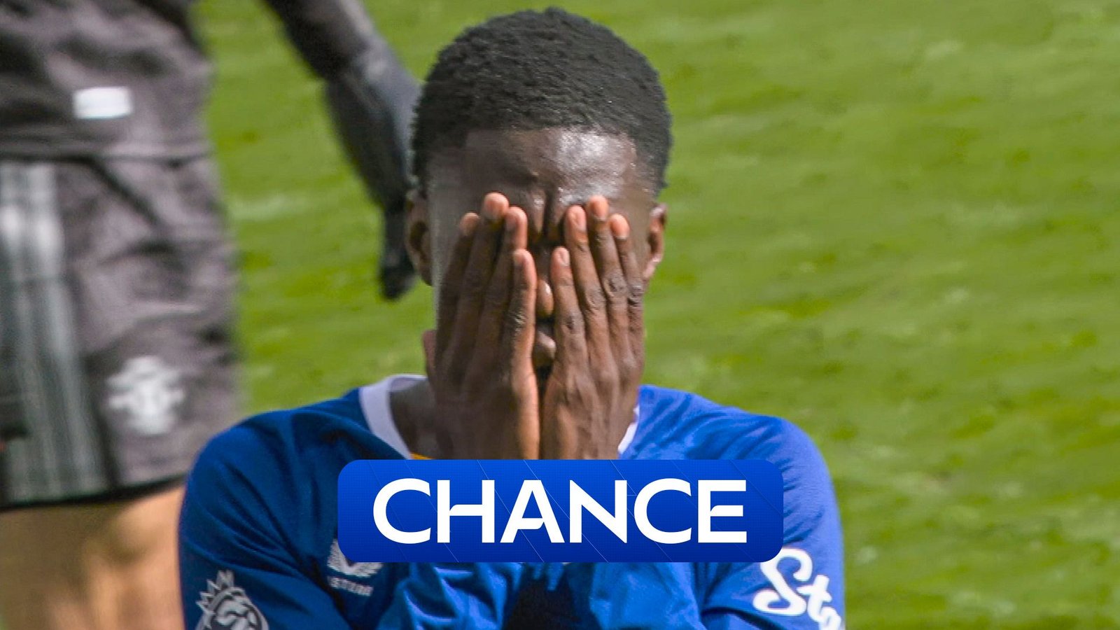 Everton's Thierno Barry Misses Key Header Against Manchester United