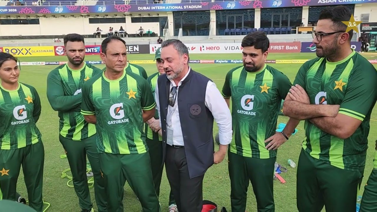 PSL CEO Salman Naseer speaks to the Pakistan team ahead of their Women's #AsiaCup match