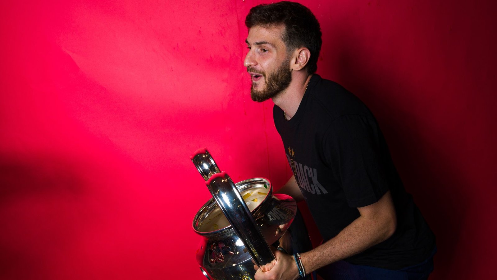 Khvicha Kvaratskhelia Aims to Reclaim Spotlight in UEFA Super Cup