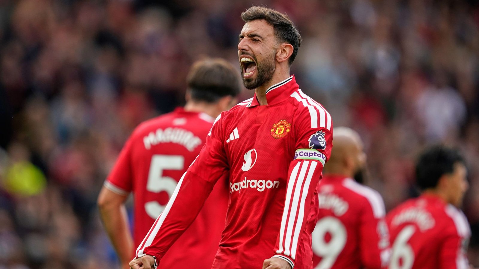 Fernandes hat-trick helps Man Utd come from behind to beat Ipswich