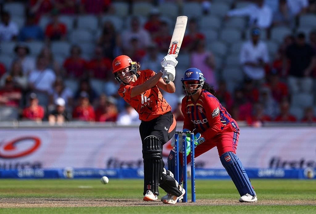 The Hundred Women's 2026: Sunrisers Leeds Secure Knockout Spot with Victory Over Manchester Super Giants
